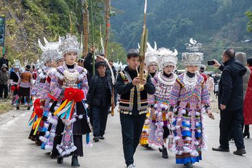 嘉宾进村