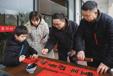 Z17443-4-277263-153****4267-春联（组照-8）七岁的山俊语跟随妈妈参加了送文化下基层活动，在雅安市书协副主席田昭敏、郑洪指导下书写春联赠送村民。春节文化就这样代代传承下去。2025年1月摄于四川芦山县思经乡草坪村。