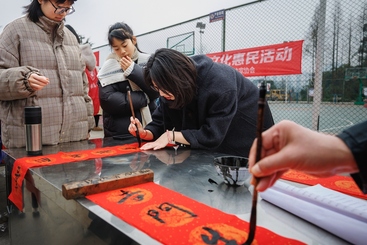 Z17443-4-277263-153****4267-春联（组照-7）就读于西华大学大三的书法爱好者杨艾参加了文化惠民活动，义务为村民们书写春联。越来越多的年轻人喜爱春节文化了。2025年1月摄于四川雅安市名山区永兴镇。