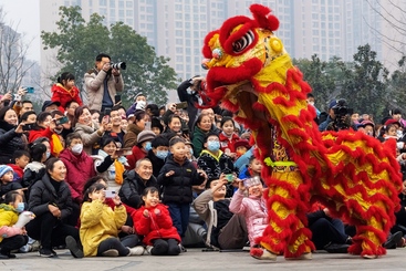 Z17443-5-277263-153****4267-闹元宵的人（组照-8）历经3年期待后的2023年元宵节，群众踊跃参加闹元宵活动。 2023.年2月摄于四川雅安市雨城区。