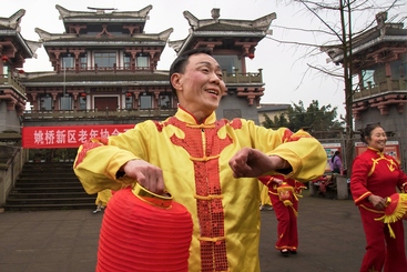 Z17443-5-277263-153****4267-闹元宵的人（组照-4）老年协会的村民跳着自编的舞蹈参加闹元宵。 2017年2月摄于四川雅安市雨城区姚桥新区。
