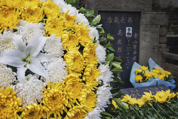 Z17443-6-277263-153****4267-岁岁清明（组照-3） 在整个墓园里，摆放鲜花最多的是革命烈士的墓前。人们永远不会忘记烈士们的英名和贡献。