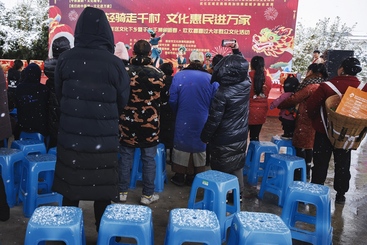 Z17443-7-277263-153****4267-文化惠民过大年（组照-1） 歌舞演员们冒雪为村民们表演文艺节目。2024年1月腊月十四摄于四川雅安市名山区新店镇新星村。