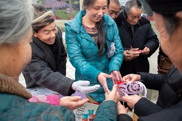 Z17443-9-277263-153****4267-中国剪纸在乡村（组照-3） 尽管文艺志愿者们在每次下乡都提前准备了许多剪纸，但还是供不应求，乡亲们太喜欢了。2016年1月摄于四川芦山县龙门乡。