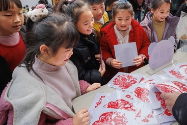 Z17443-9-277263-153****4267-中国剪纸在乡村（组照-7）即使生活在较富裕乡村的儿童们也很喜欢剪纸。2025年1月摄于四川雅安市雨城区草坝镇。