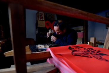 Z18895-2-277263-139****7585-《滩头木版年画组照 1 雕刻》.jpg