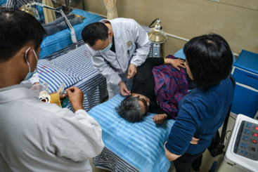 医生为患者扎银针