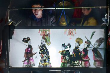 2019年4月4日晚，湖南平江县乡村，皮影艺人正在认真演唱皮影戏。
