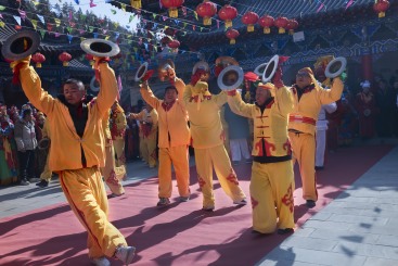 鼓乐震天。