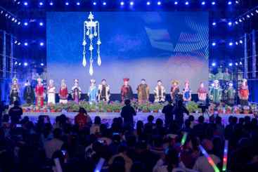 Z27364-10-277263-189****0159-12-古老的彝族服饰紧跟时代发展，通过传承创新发展走进越来约多人们的生活。.jpg