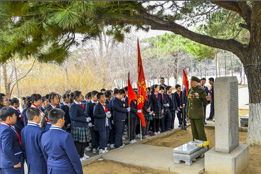 《清明时节祭英烈》