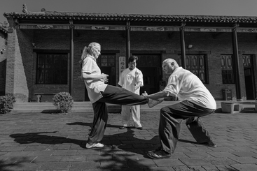 传授指导太极动作