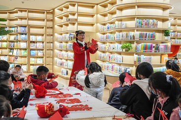 《老师认真指点剪纸》-130****8515-5-DSC06253.jpg
