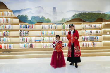 《老师和小朋友剪纸作品合影》-277263-130****8515-8-DSC05781.jpg