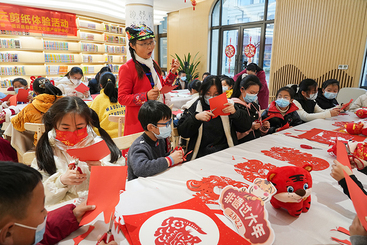 《老师指点学生剪纸》-2-277263-130****8515-6-DSC06034 拷贝.jpg