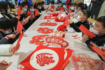 《学生们在学剪纸》8-2-277263-130****8515-2-DSC06031.jpg