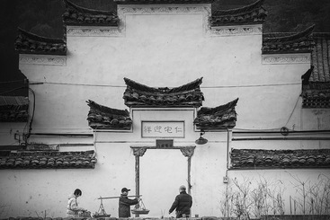 村民挑着祭品来到祖宅
