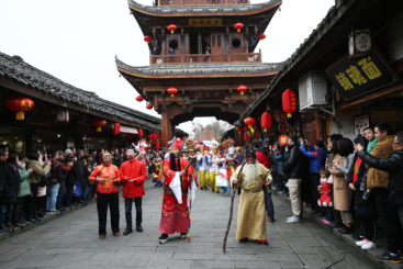 Z32635-1-277263-136****1829-《春节阆中年味浓》组图4+2018年2月10日拍摄于四川阆中古城。阆中古城举行各类民展演迎新春，川北特有的民俗倮倮说春春官说春古城街表演.JPG