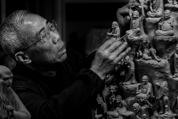  2.董炳华，1952年出生于浙江青田，毕业于中国美院雕塑系。他是浙江省工艺美术大师?、高级工艺美术师?、中国民间艺术大师?，同时也是省优秀工艺美术专业技术人员和省青瓷协会理事.jpg