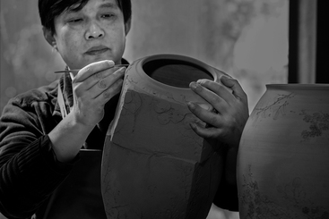  5.卢伟孙，1962年生于龙泉，高级工艺美术师， 中国工艺美术大师，中国陶瓷艺术大师， 浙江省非物质文化代表传承人， 全国技术能手，龙泉市政府授予青瓷艺术终身成就奖。DSC_3150   DSC_3150a.jpg