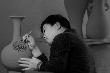  3.毛丹阳，女，1966年5月出生，1983年工作于龙泉青瓷研究所，青瓷名家毛松林大师之长女。高级工艺美术师，浙江省工艺美术大师，中国工艺美术学会会员。   DSC_0714a_1.jpg