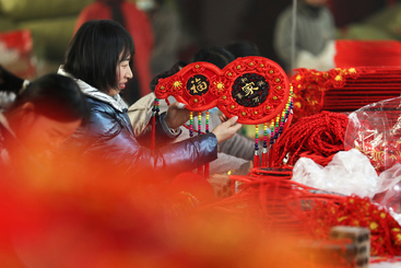 Z35008-5-277263-133****8275-06《火红的日子火红的中国结》2021年12月14日，山东省郯城县红花镇农民正在加工国结饰品。 张春雷摄133****8275.jpg