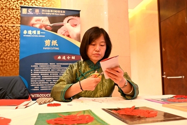 中国剪纸传四方