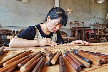 精雕细刻打造精美中式传统家具制作技艺