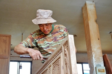 精雕细刻打造精美中式传统家具制作技艺