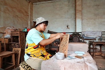 精雕细刻打造精美中式传统家具制作技艺