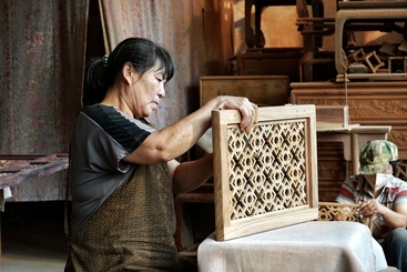 精雕细刻打造精美中式传统家具制作技艺