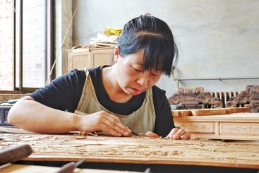 精雕细刻打造精美中式传统家具制作技艺
