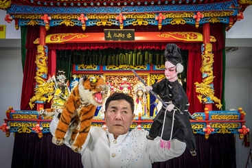国家级非遗传承人吴明月在表演单档布袋戏