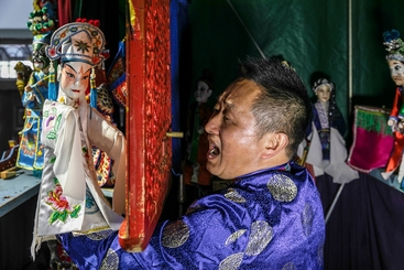 吴明月徒弟魏乃兴在表演