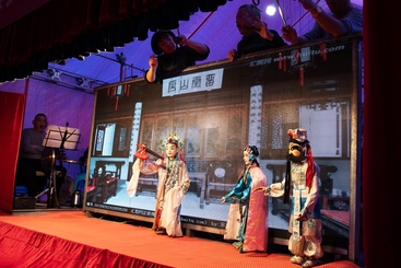 艺人表演木偶戏（侧面）