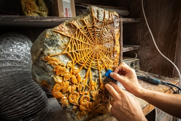 艺人用砂纸打磨作品