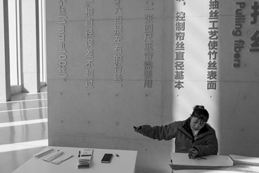宣纸博物馆女工匠展示抽丝技艺