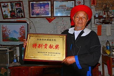 Z35969-5-277263-136****1032-《连南“鼓王”国家级非遗传人唐桥辛二公》组照01+刘达明+136****1032+拍摄时间：2011.12.17+拍摄地点：广东省清远市连南瑶族自治县三排镇油岭瑶寨.jpg