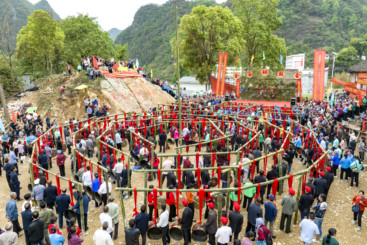 2023年4月15日，在广西河池市东兰县金谷铜鼓会上，壮族群众在敲击铜鼓。