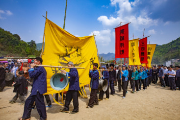 2013年3月13日，在广西河池市东兰县巴畴乡巴英村蚂拐节上，人们敲击铜鼓下到田间地头找蚂拐（青蛙）。