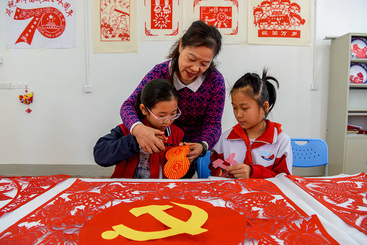 Z36815-10-277263-152****7693-组照《剪纸庆党生》1+董卫东+152****7693.jpg