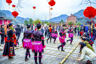 Z37187-5-277263-150****2185-05-IMG_5850--畲家妹子与游客正在跳竹竿舞，节奏为：“开、合、开、合、开开合。_1_1.jpg