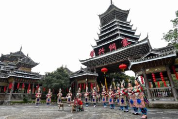 2025年3月18日，在黔东南州黎平县肇兴侗寨的大门，侗族群众正在演唱侗族大歌。