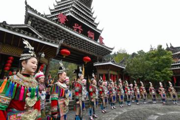 2025年3月18日，在黔东南州黎平县肇兴侗寨的大门，侗族群众正在演唱侗族大歌。