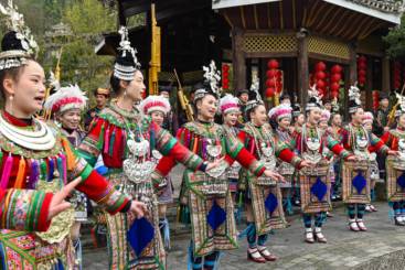 2025年3月18日，在黔东南州黎平县肇兴侗寨的大门，侗族群众正在演唱侗族大歌。