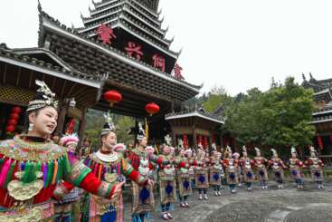 2025年3月18日，在黔东南州黎平县肇兴侗寨的大门，侗族群众正在演唱侗族大歌。