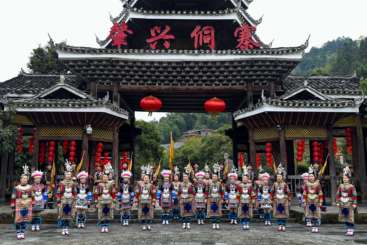 2025年3月18日，在黔东南州黎平县肇兴侗寨的大门，侗族群众正在演唱侗族大歌。