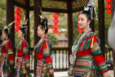 2025年3月18日，在黔东南州黎平县肇兴侗寨的大门，侗族群众正在演唱侗族大歌。