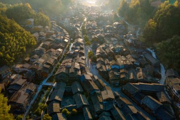 2025年3月19日，黔东南苗族侗族自治州黎平县肇兴侗寨晨景。