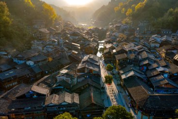 2025年3月19日，黔东南苗族侗族自治州黎平县肇兴侗寨晨景。